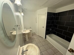 Building Photo - 3105 Oak Rock