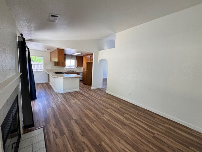Building Photo - North Hilltop 3 Bedroom Home AVAILABLE FOR...