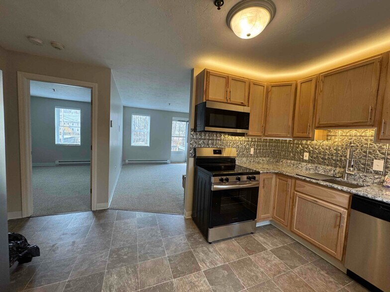 Building Photo - 3 Cook St