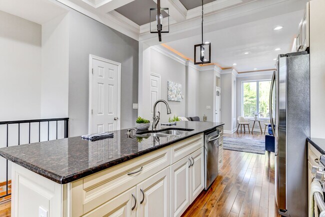 Building Photo - 3 Bed 2.5 Bath - Bloomingdale Condo - 1 Assigned Parking Space