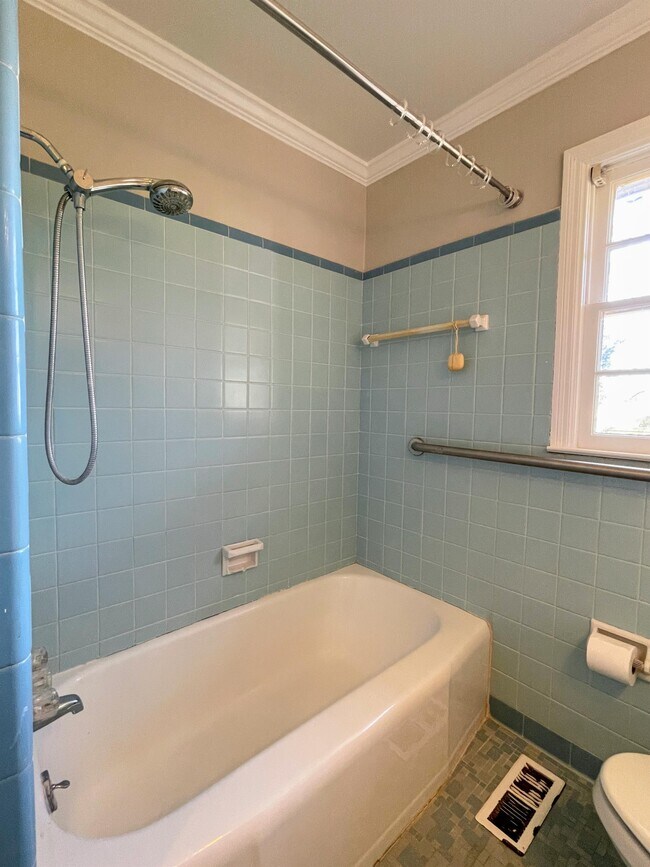 Building Photo - 1921 Stevens Ave NE