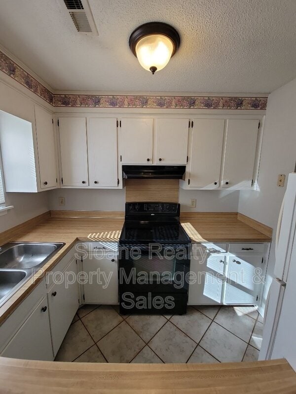 Building Photo - 212 Miami St