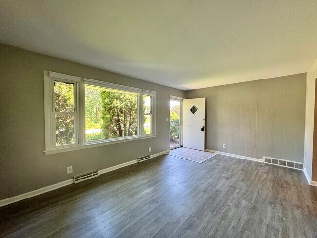 Building Photo - 305 N Brookshore Dr