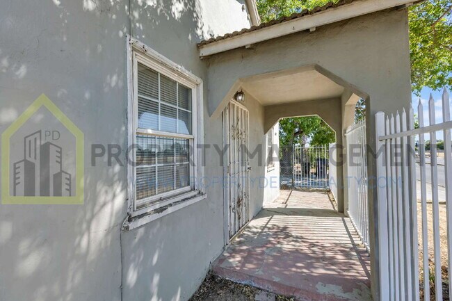 Building Photo - Charming 2-Bedroom Bungalow in Sacramento