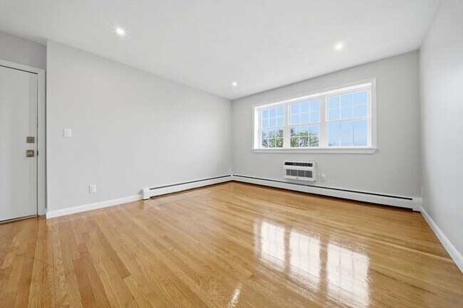 Building Photo - 11 Schubert St