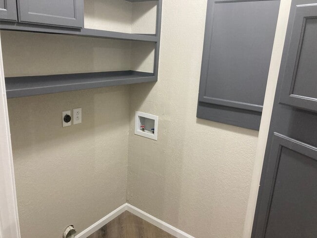 Building Photo - Renovated 2 Bedroom Apartment