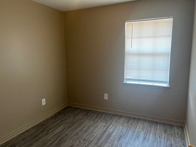 Building Photo - Welcome to your dream home in Russellville...
