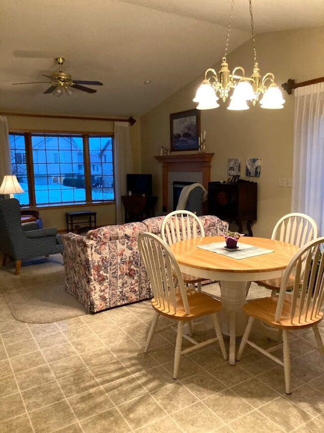 Building Photo - 4 Bedroom Twin Home