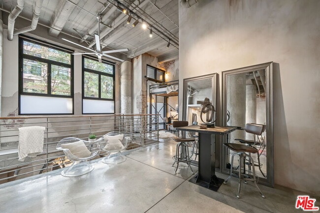 Building Photo - 330 W 11th St