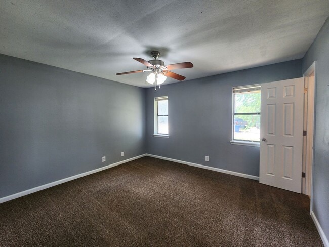 Building Photo - 3 Bedroom 1.5 Bath home in Shawnee!