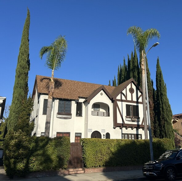 Primary Photo - 1106.5 S Doheny Dr