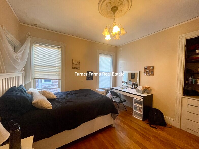 Building Photo - 803 Parker St