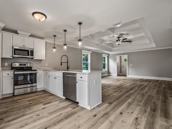 Building Photo - 4-Bedroom Available in April!