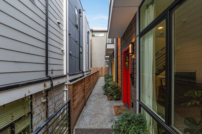 Building Photo - 762A Belmont Pl E