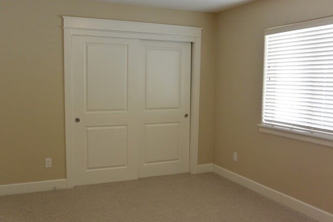 Building Photo - 1365 SE 194th Pl