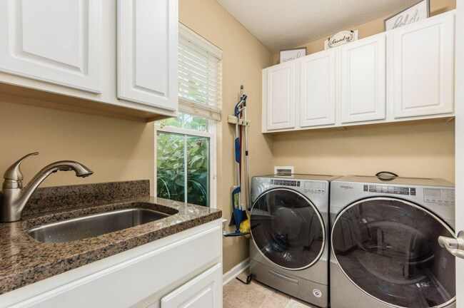Building Photo - 7916 Avaleen Cir