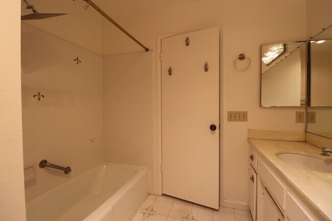 Building Photo - **Single-Story Foxenwoods Home on a Cul-de-Sac – Spacious Yard!**