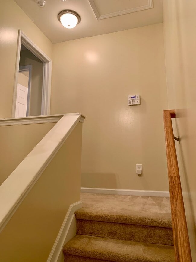 Building Photo - Raleigh Townhome Convenient to I440 & I540...