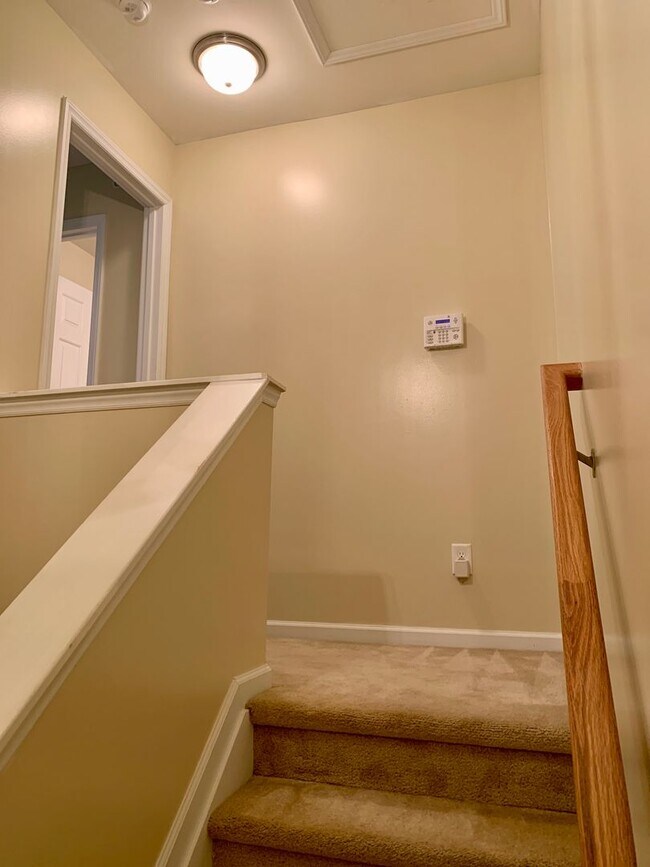 Building Photo - Wonderful Raleigh Townhome Convenient to I440 & I540, Huge Master Suite, Near Anderson Pointe Park!