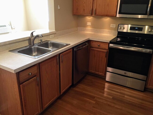 Building Photo - 525 Silverstone Dr
