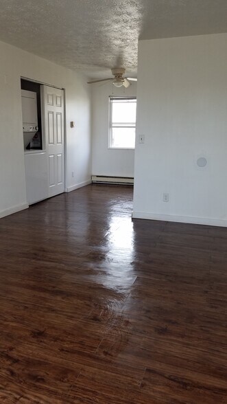 Family room, Washer-Dryer, Kitchen - 1227 Hilltop Dr