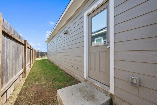 Building Photo - Spacious 3-Bedroom 2 bath with Private Bac...