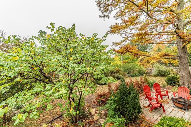 Building Photo - Large deck for entertaining guest or relaxing