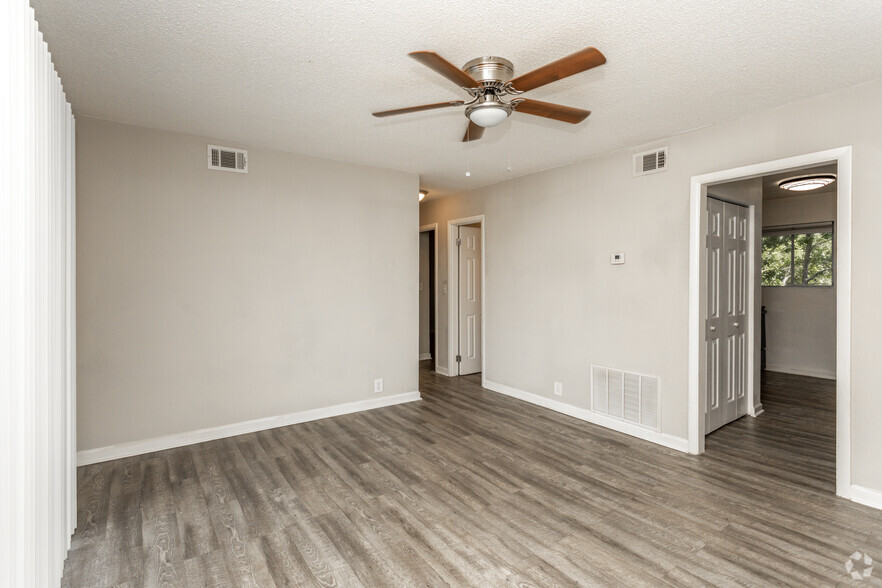 2BR, 1BA - 890 SF - Wingate Apartments