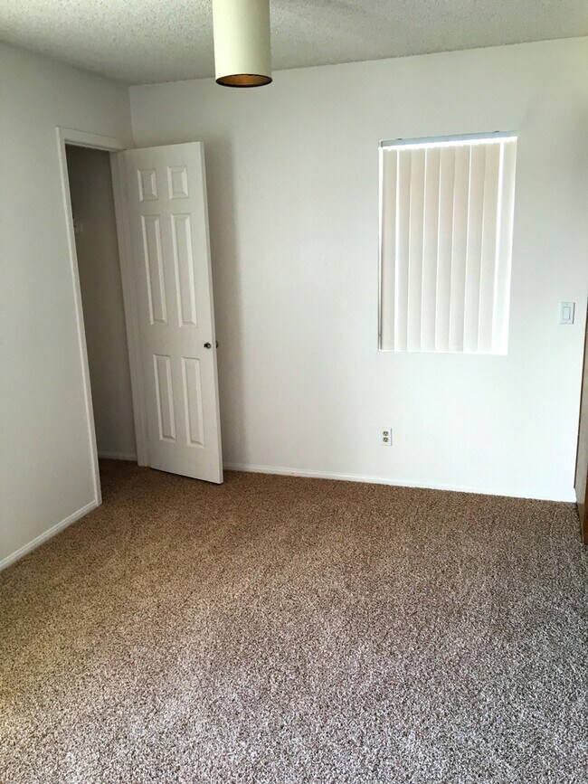 Building Photo - r287