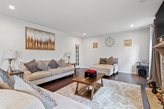 Building Photo - Luxurious 4 bedroom home in Jordan Pointe!