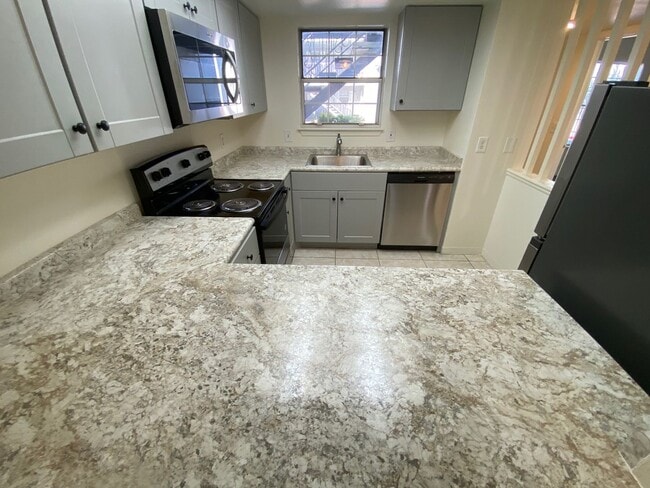 Building Photo - BEAUTIFUL 2 BEDROOM 1.5 BATHROOM CONDO
