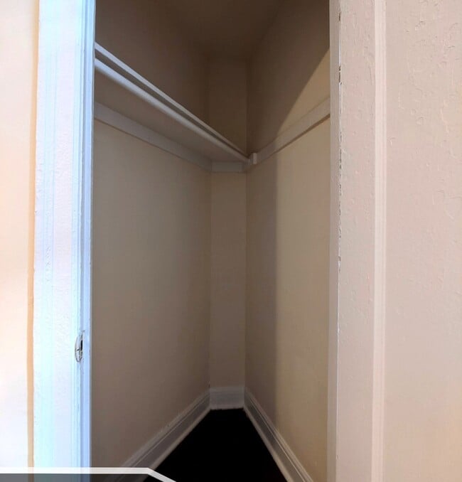 Building Photo - 3335 W Diversey Ave