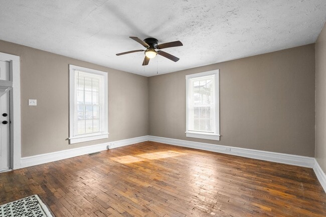 Building Photo - 2 Bedroom Pet Friendly Home For Rent Near APSU!