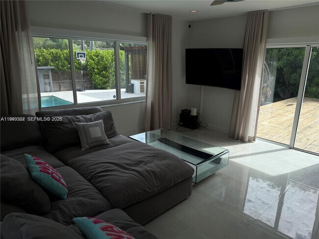 Building Photo - 675 NE 93rd St