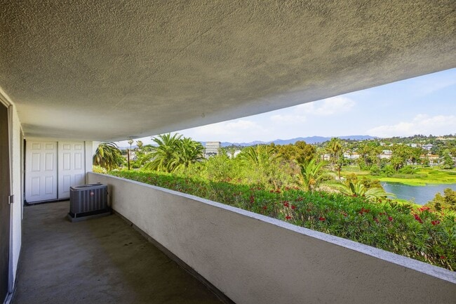 Building Photo - Stunning Echo Park 2 Bed / 1 Bath with Breathtaking Lake Views