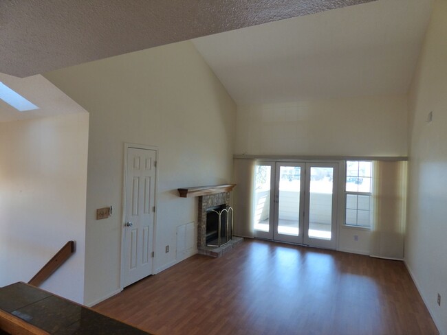 Building Photo - $0 DEPOSIT OPTION. TOWNHOME, 2 BED, UPDATE...