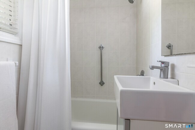 Building Photo - 116 Overshore Dr E