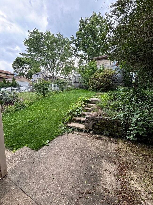 Building Photo - 3 Bedroom Home in Dormont!