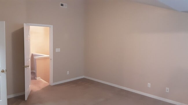 Building Photo - Beautiful three bedroom two-and-a-half bat...