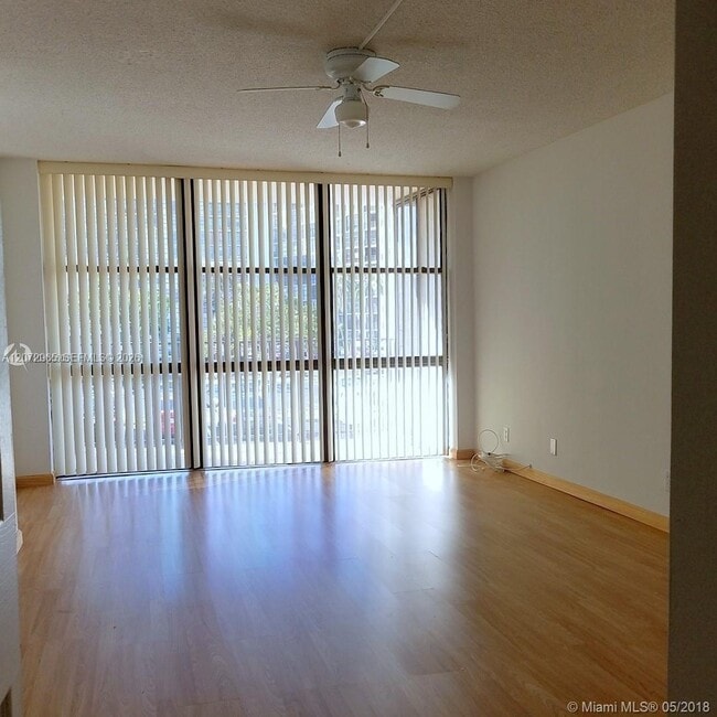 Building Photo - 1000 Parkview Dr