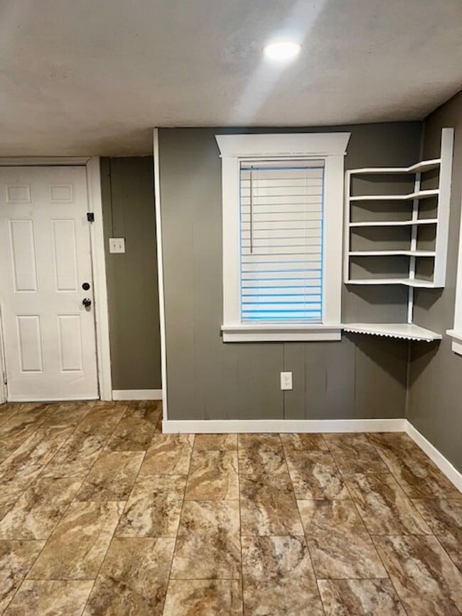 Building Photo - 2 Bed 1 Bath Unit Available in Perry Distr...
