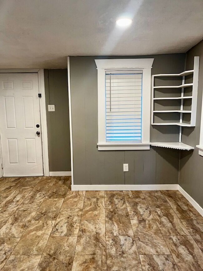 Building Photo - **Free October Rent** 2 Bed 1 Bath Unit Av...