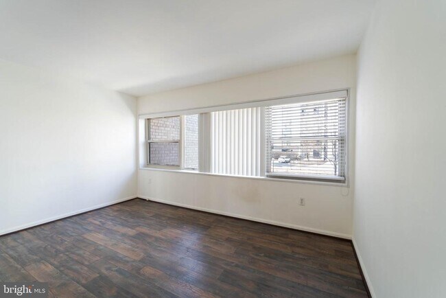 Building Photo - 37 Canterbury Square