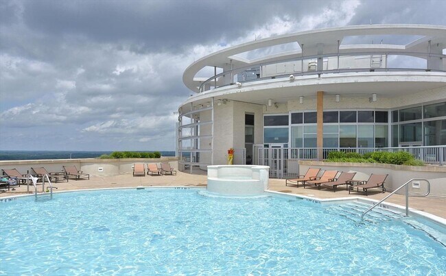 Building Photo - Luxury 1 bedroom 1 bath condo with great amenities