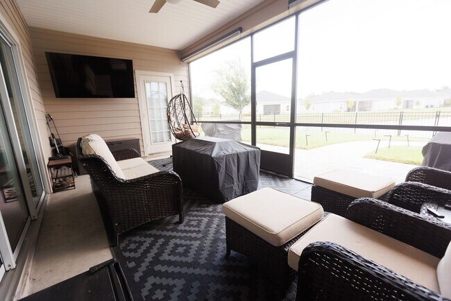 Building Photo - 4 Bedroom 2 Bath home for rent with beauti...