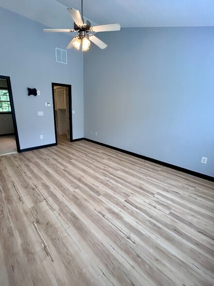 Building Photo - 1178 Village Ct SE
