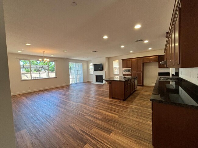 Building Photo - 402 Crimson Cir