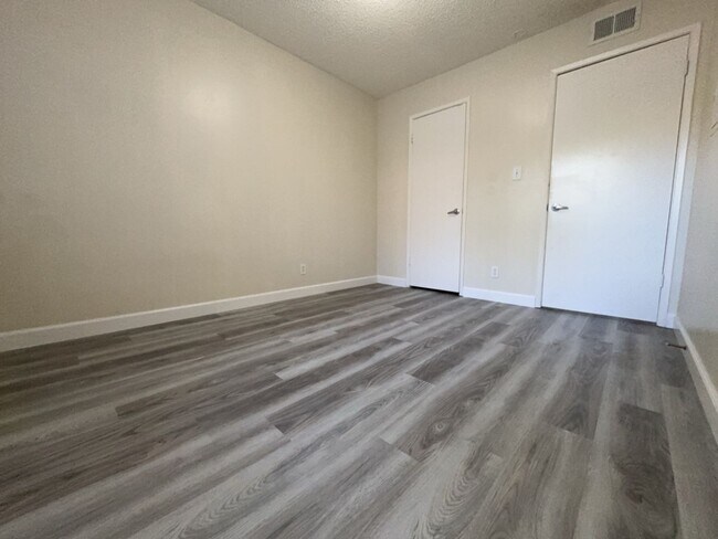 Building Photo - 2 bedroom 1 bath upstairs 4-Plex unit