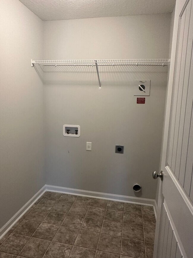 Building Photo - For Rent: Half Off Full First Month Rent