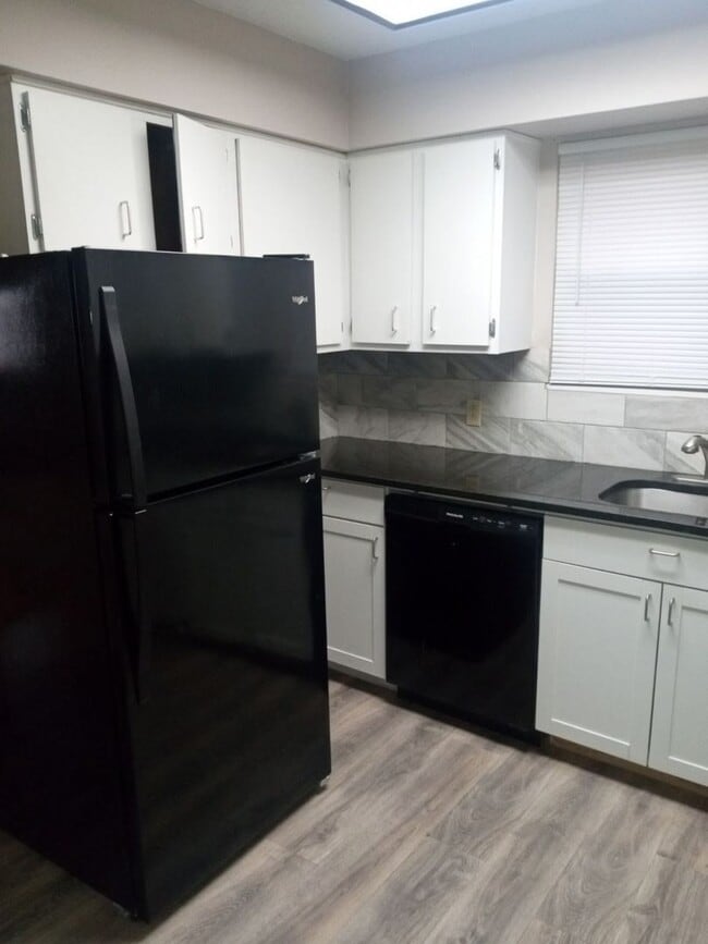 Building Photo - Renovated townhome with central air and off-street parking